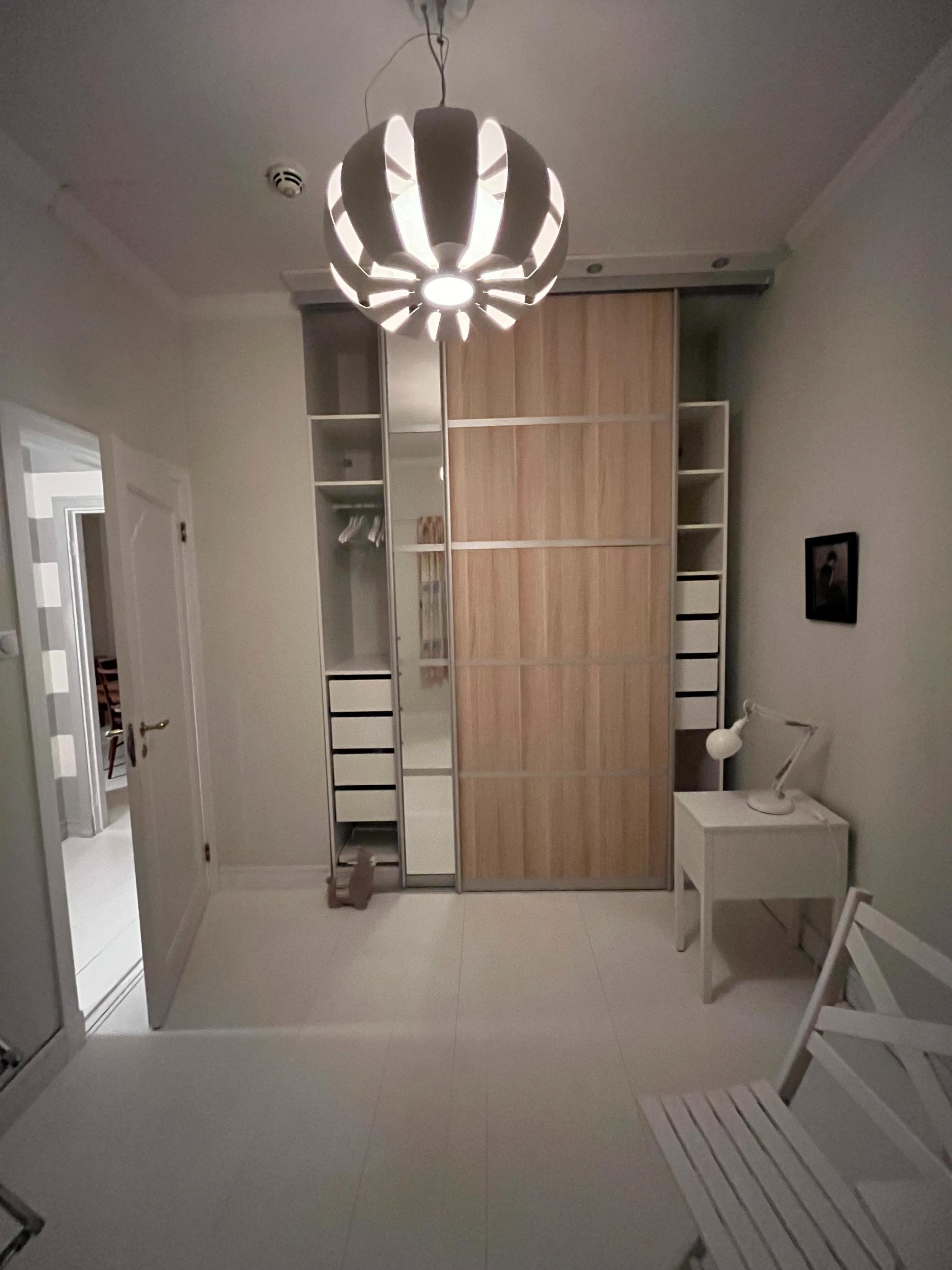 Soverom skyvedørsgarderobe